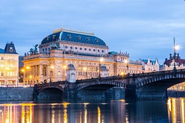 Executive's Guide to Luxury Business Travel in the Capital: Accommodations, Eat, and Network